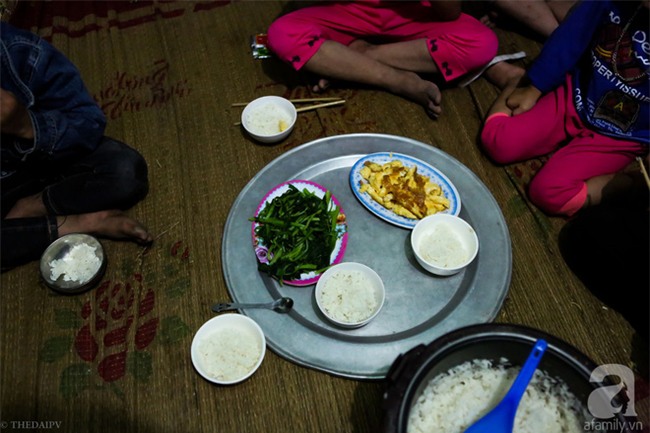 Cảnh nhà bề bộn mà rộn tiếng cười của mẹ siêu mắn đẻ, 29 tuổi có 8 đứa con ở Hà Nội - Ảnh 11.