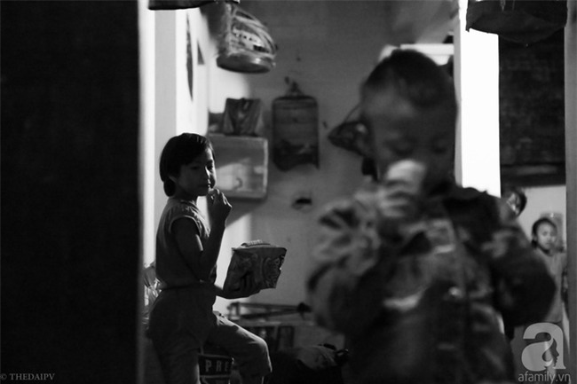 Cảnh nhà bề bộn mà rộn tiếng cười của mẹ siêu mắn đẻ, 29 tuổi có 8 đứa con ở Hà Nội - Ảnh 7.