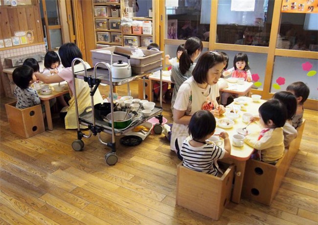 Cho con đi nhà trẻ sớm là quẳng đứa con bé bỏng vào nơi xa lạ để đi kiếm tiền? - Ảnh 1.