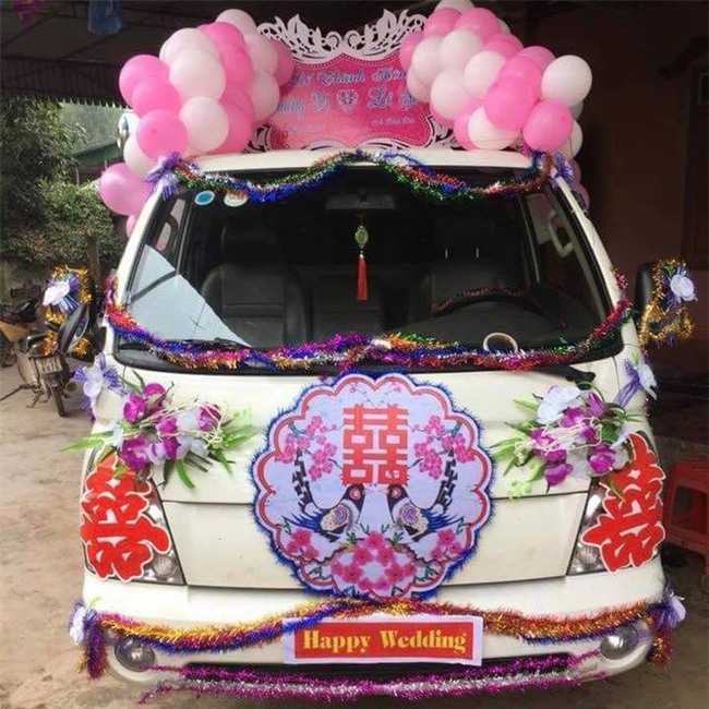 Xe tải thành xe hoa rước dâu ở Nghệ An: Người thích thú, người chê bai - Ảnh 1.