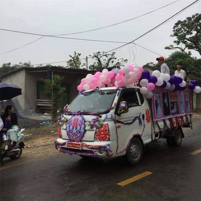 Xe tải thành xe hoa rước dâu ở Nghệ An: Người thích thú, người chê bai - Ảnh 2.