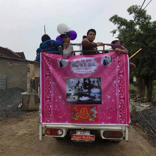 Xe tải thành xe hoa rước dâu ở Nghệ An: Người thích thú, người chê bai - Ảnh 3.