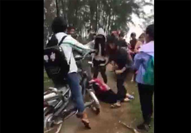 Canh cao ba nu sinh Nghe An danh hoi dong ban cung lop hinh anh 1