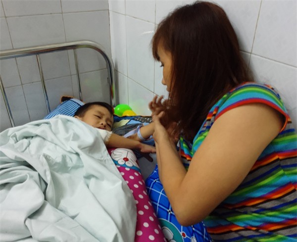 Nghịch dại bé 5 tuổi bỏng nặng, mẹ thiếu tiền đành cho con xuất viện sớm để dùng thuốc nam khiến con bị hoại tử