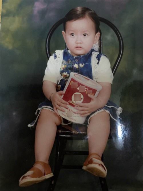 Rất khó để nhận ra đây là hình ảnh của tân Hoa hậu Hoàn cầu ngày bé. Khác với sự dịu dàng, nữ tính như Khánh Ngân hiện tại, vừa nhìn vào ai nấy đều lầm tưởng đây là một bé trai nào đó. - Tin sao Viet - Tin tuc sao Viet - Scandal sao Viet - Tin tuc cua Sao - Tin cua Sao