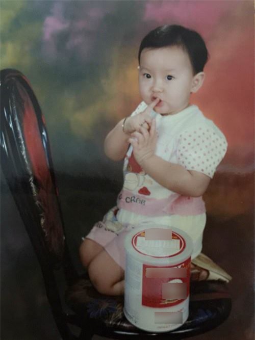 Tuy vậy, dù còn rất nhỏ nhưng Khánh Ngân đã biết tạo dáng trước ống kính. - Tin sao Viet - Tin tuc sao Viet - Scandal sao Viet - Tin tuc cua Sao - Tin cua Sao