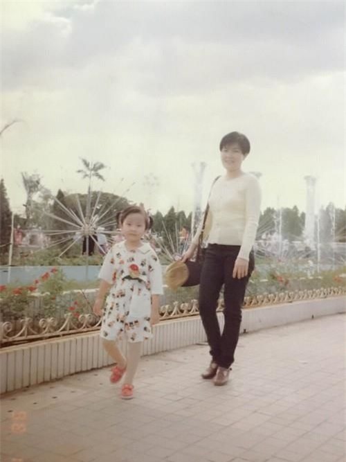 Trông cô điệu đà và ra dáng con gái hơn khi được mẹ cột cho 2 bím tóc. - Tin sao Viet - Tin tuc sao Viet - Scandal sao Viet - Tin tuc cua Sao - Tin cua Sao