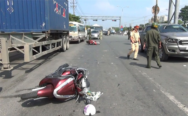 Để con nhỏ vặn ga xe máy khi chờ đèn đỏ, hai mẹ con bị ô tô tông văng hơn 10m nguy kịch