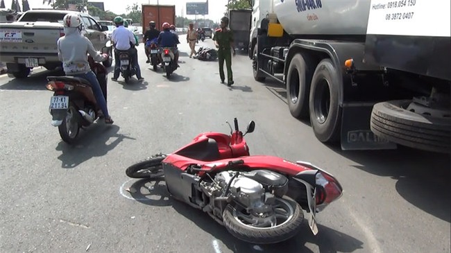 Để con nhỏ vặn ga xe máy khi chờ đèn đỏ, hai mẹ con bị ô tô tông văng hơn 10m nguy kịch