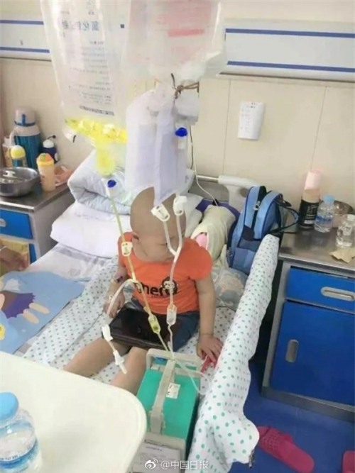 Cậu bé 4 tuổi làm đám cưới với mẹ ruột và nguyên nhân phía sau khiến triệu người xúc động-1