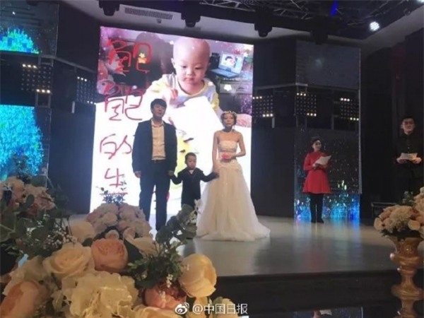 Cậu bé 4 tuổi làm đám cưới với mẹ ruột và nguyên nhân phía sau khiến triệu người xúc động-2