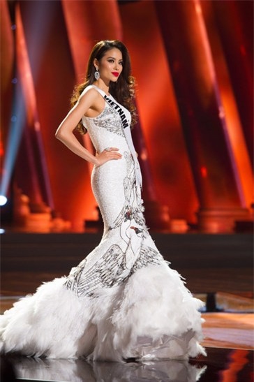 Trang phục dân tộc dự thi Hoa hậu Quốc Tế của Thùy Dung bị chê quê mùa và thiếu tinh tế-11