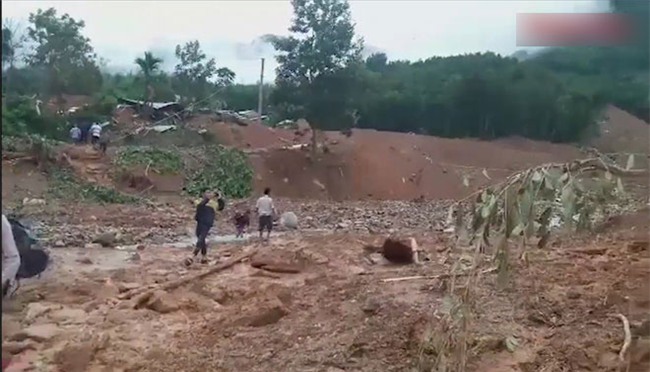 Chính quyền cưỡng chế di dời khẩn, dân vừa ra khỏi nhà 5 phút thì 10 ngôi nhà bị xóa sổ