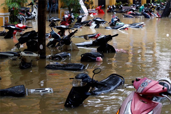 nhung buc hinh am anh trong dot lu kinh hoang o mien trung tran ngap tren bao tay - 3