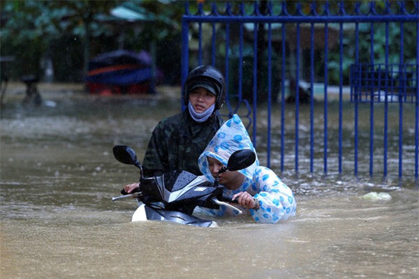 nhung buc hinh am anh trong dot lu kinh hoang o mien trung tran ngap tren bao tay - 4