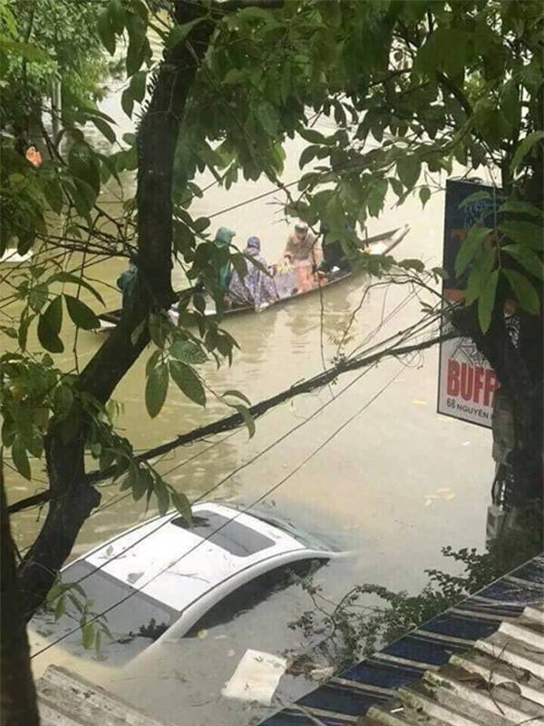 nhung buc hinh am anh trong dot lu kinh hoang o mien trung tran ngap tren bao tay - 7