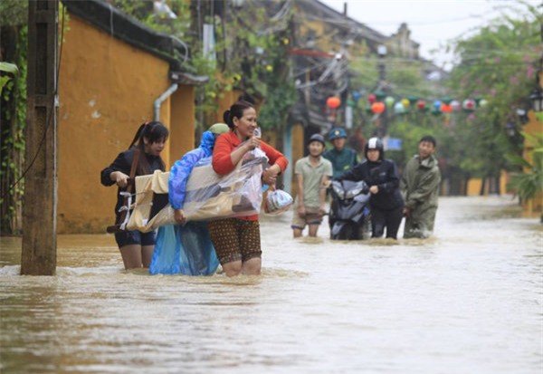 nhung buc hinh am anh trong dot lu kinh hoang o mien trung tran ngap tren bao tay - 9