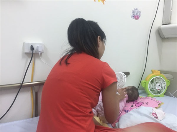noi long me hung yen co con bi tim bam sinh, be gao khoc cau cuu moi lan lay ven - 3