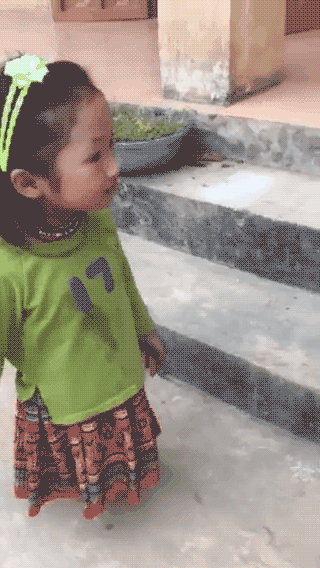 Cảm phục cô bé Sọ Dừa xinh xắn, cụt hai chân vẫn tung tăng đến lớp