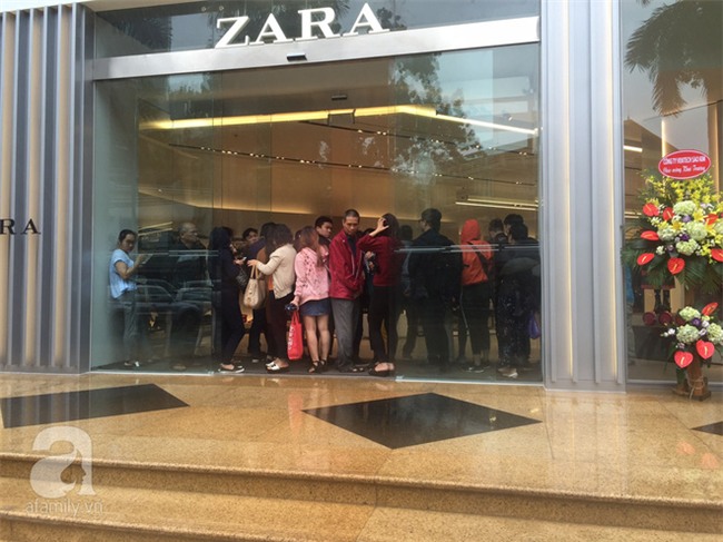 Zara Hà Nội khai trương: trưa lượng người kéo đến chật cứng cả 3 tầng - Ảnh 1.