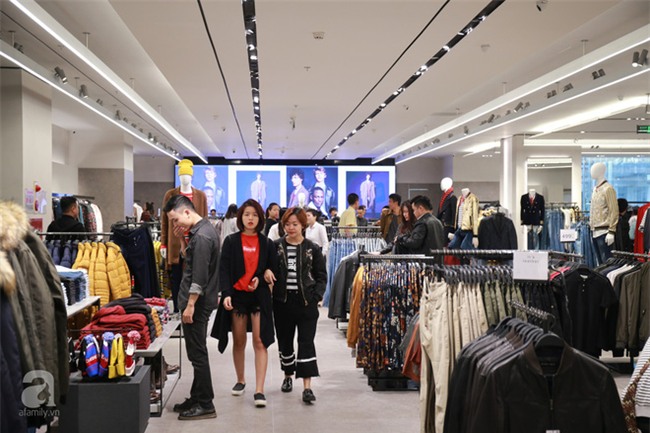 Zara Hà Nội khai trương: trưa lượng người kéo đến chật cứng cả 3 tầng - Ảnh 11.