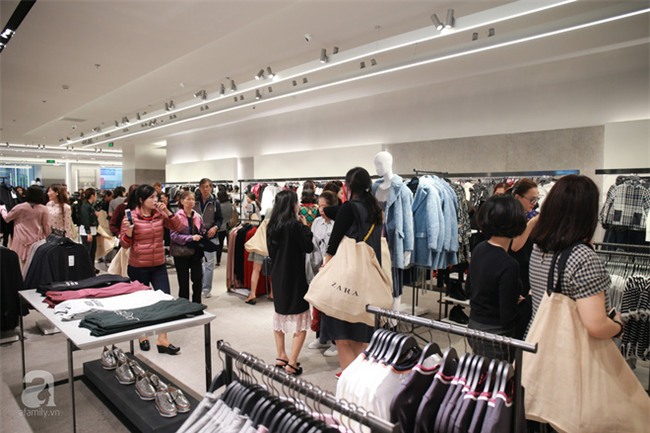 Zara Hà Nội khai trương: trưa lượng người kéo đến chật cứng cả 3 tầng - Ảnh 12.