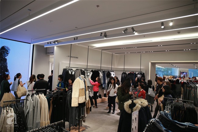 Zara Hà Nội khai trương: trưa lượng người kéo đến chật cứng cả 3 tầng - Ảnh 13.