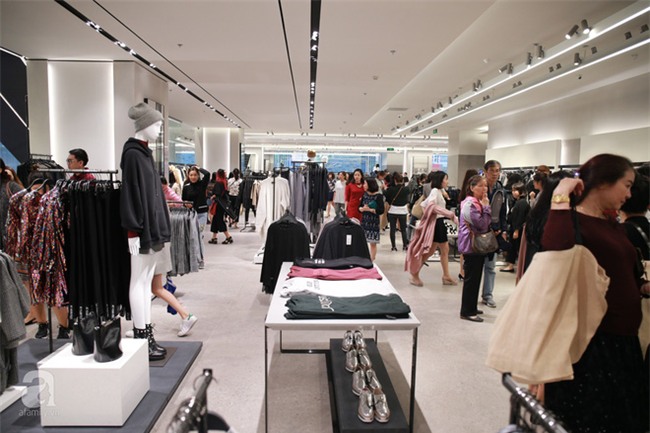 Zara Hà Nội khai trương: trưa lượng người kéo đến chật cứng cả 3 tầng - Ảnh 15.