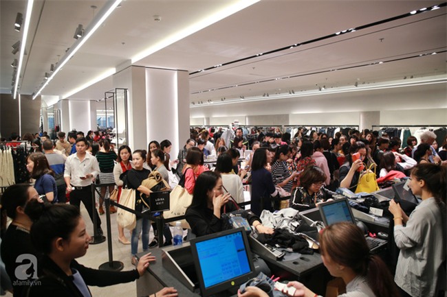Zara Hà Nội khai trương: trưa lượng người kéo đến chật cứng cả 3 tầng - Ảnh 18.