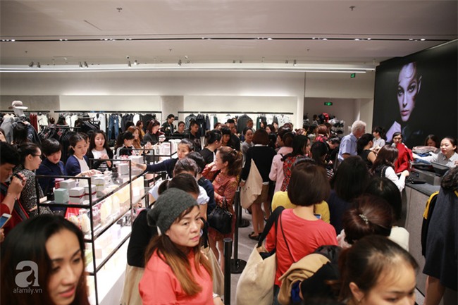 Zara Hà Nội khai trương: trưa lượng người kéo đến chật cứng cả 3 tầng - Ảnh 19.
