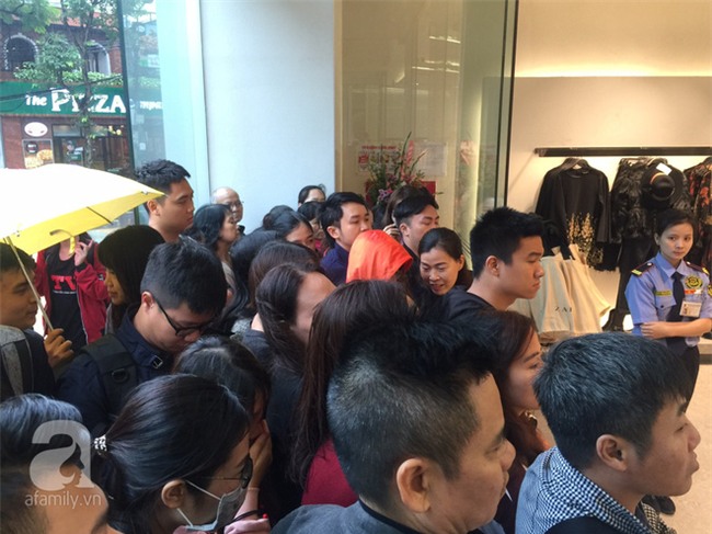 Zara Hà Nội khai trương: trưa lượng người kéo đến chật cứng cả 3 tầng - Ảnh 2.
