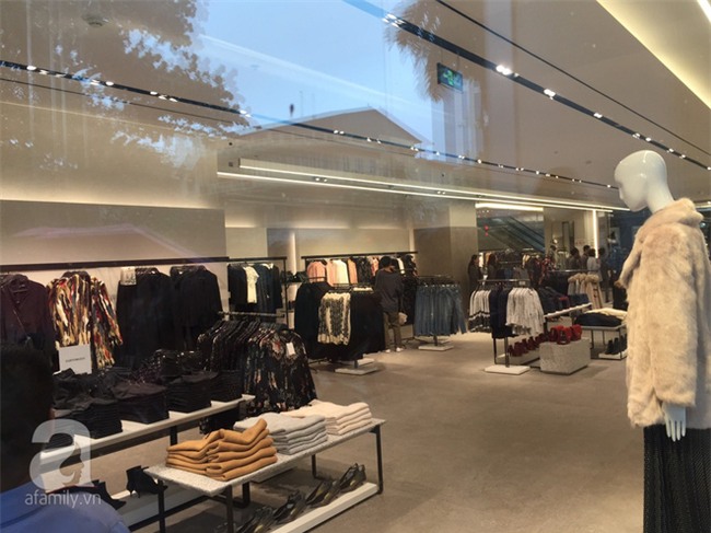 Zara Hà Nội khai trương: trưa lượng người kéo đến chật cứng cả 3 tầng - Ảnh 3.
