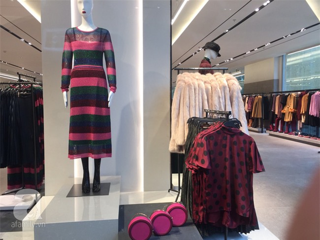 Zara Hà Nội khai trương: trưa lượng người kéo đến chật cứng cả 3 tầng - Ảnh 4.