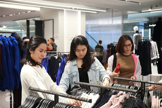 Zara Hà Nội khai trương: trưa lượng người kéo đến chật cứng cả 3 tầng - Ảnh 7.