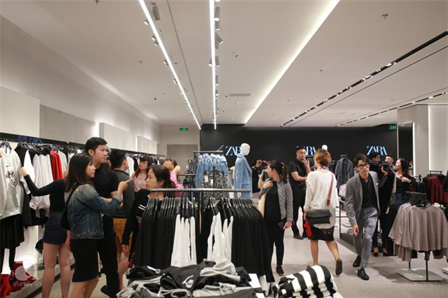 Zara Hà Nội khai trương: trưa lượng người kéo đến chật cứng cả 3 tầng - Ảnh 8.