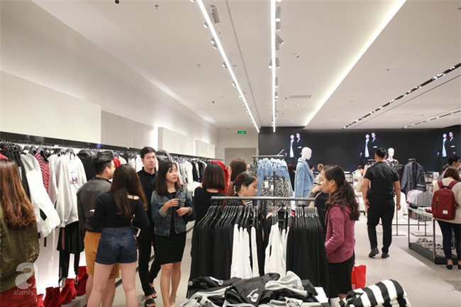 Zara Hà Nội khai trương: trưa lượng người kéo đến chật cứng cả 3 tầng - Ảnh 9.