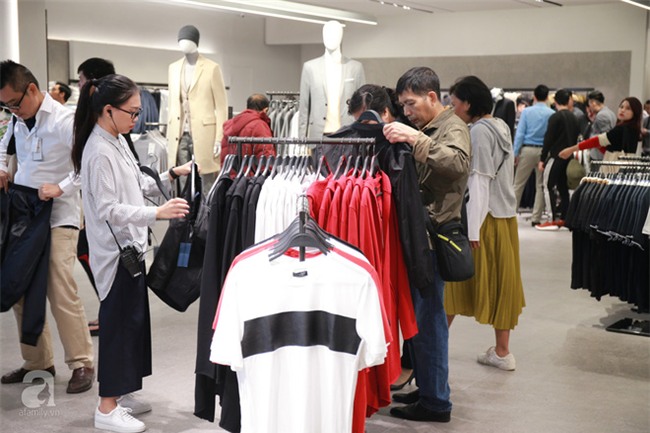 Zara Hà Nội khai trương: trưa lượng người kéo đến chật cứng cả 3 tầng - Ảnh 10.
