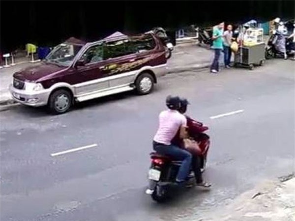 Không có tiền chữa bệnh cho con, 2 vợ chồng chở nhau đi cướp