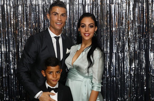 Ronaldo: ‘Con trai toi thuong quen an khi choi bong’ hinh anh 1