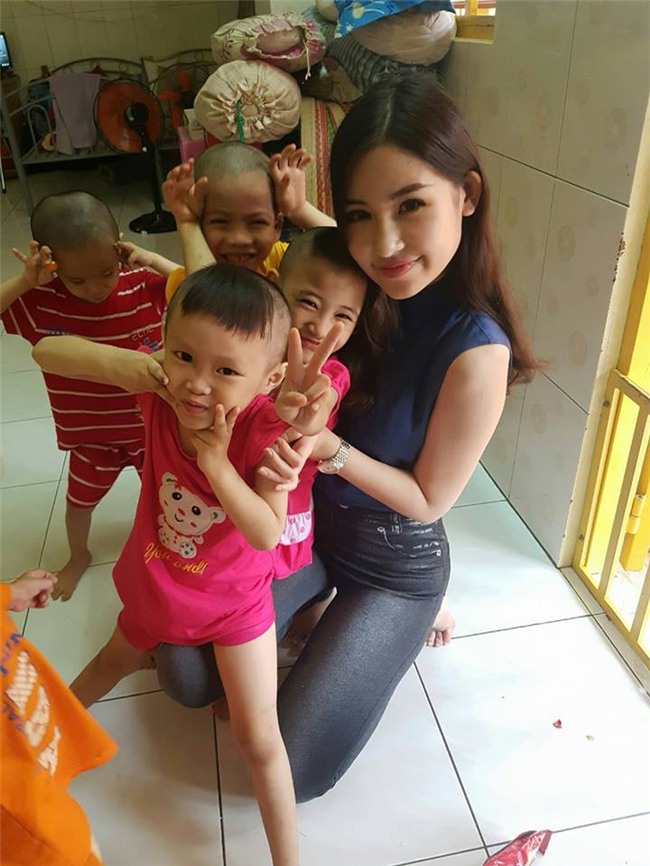 Tân Hoa hậu Đại dương ăn mặc giản dị đến trao quà cho trẻ em cơ nhỡ - Ảnh 3.