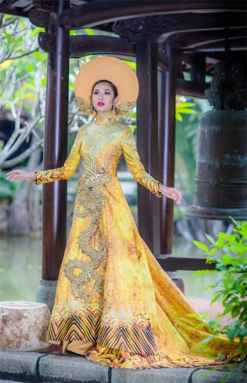 Những bộ áo dài giúp các đại diện Việt làm nên chuyện ở đấu trường nhan sắc quốc tế-10