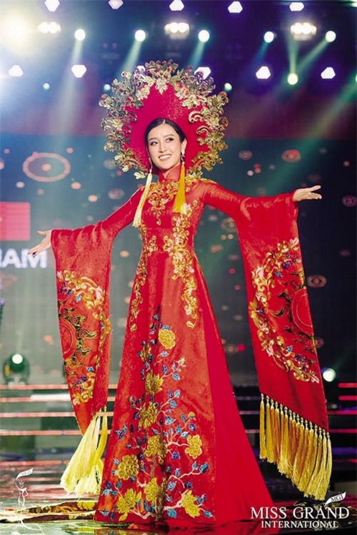 Những bộ áo dài giúp các đại diện Việt làm nên chuyện ở đấu trường nhan sắc quốc tế-7