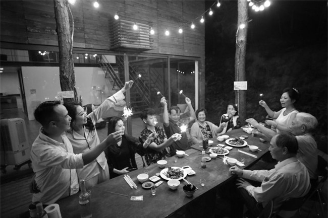 Cả Hà Nội mới có một gia đình “yêu tận tim”: Ông bà, thông gia cưới cùng cô dâu, chú rể vui như thế này!