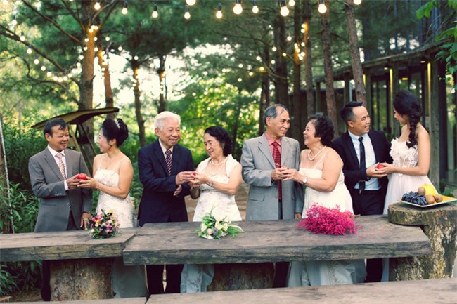 Cả Hà Nội mới có một gia đình “yêu tận tim”: Ông bà, thông gia cưới cùng cô dâu, chú rể vui như thế này!