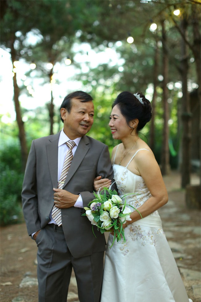 Cả Hà Nội mới có một gia đình “yêu tận tim”: Ông bà, thông gia cưới cùng cô dâu, chú rể vui như thế này!