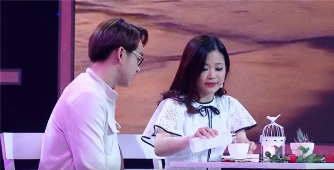 Vì yêu mà đến: Cô sinh viên trường báo tỏ tình thành công, nắm tay Quang Bảo rời khỏi chương trình-7