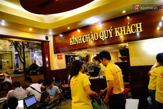 Quán cafe ở Sài Gòn mà Thủ tướng Canada ghé uống: Ông và người ngồi cùng bàn uống cafe sữa pha phin và khen ngon - Ảnh 10.