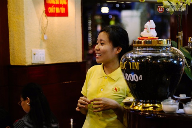 Quán cafe ở Sài Gòn mà Thủ tướng Canada ghé uống: Ông và người ngồi cùng bàn uống cafe sữa pha phin và khen ngon - Ảnh 8.