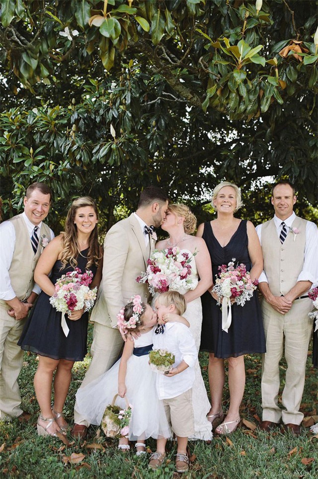 Nụ hôn “bắt chước” hết sức đáng yêu của hai thiên thần nhỏ, đã vô tình dành hết sự chú ý của mọi người trong một bức ảnh mà lẽ ra cô dâu và chú rể mới là nhân vật chính.