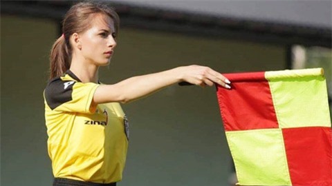 Nữ trọng tài Karolina Bojar: "Tôi thành công nhờ… xinh đẹp"